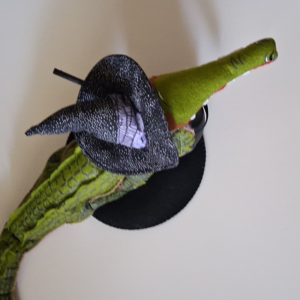 Annalee Halloween Crocodile Witch 2019 - Picture 11 of 11